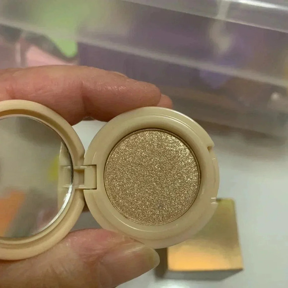 Blush and Highlighter Pallet - Picture 4 of 7